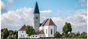 Eine Kirche mit einem Turm